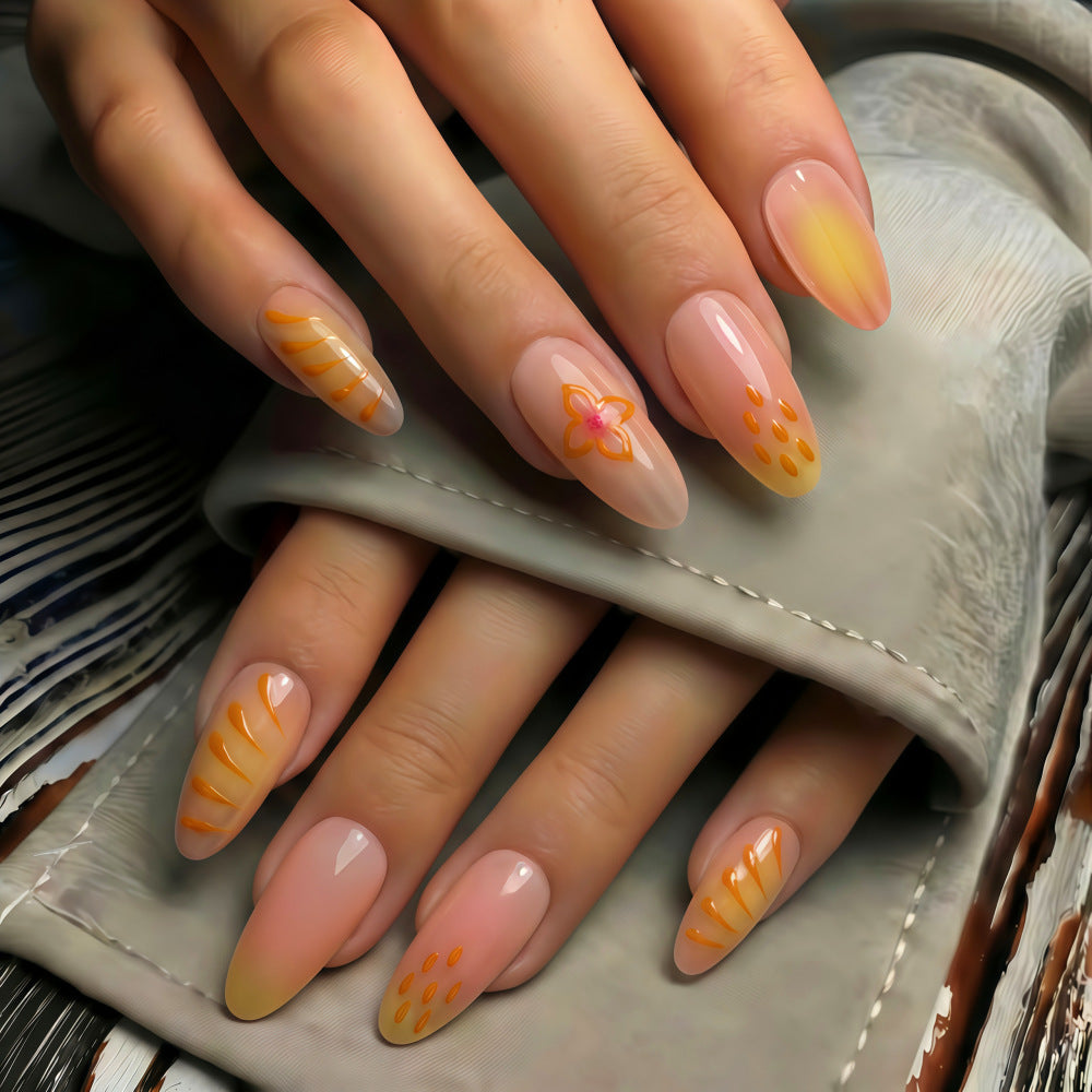 Kunstvolle Nagelspitzen mit floralen Motiven Brehn