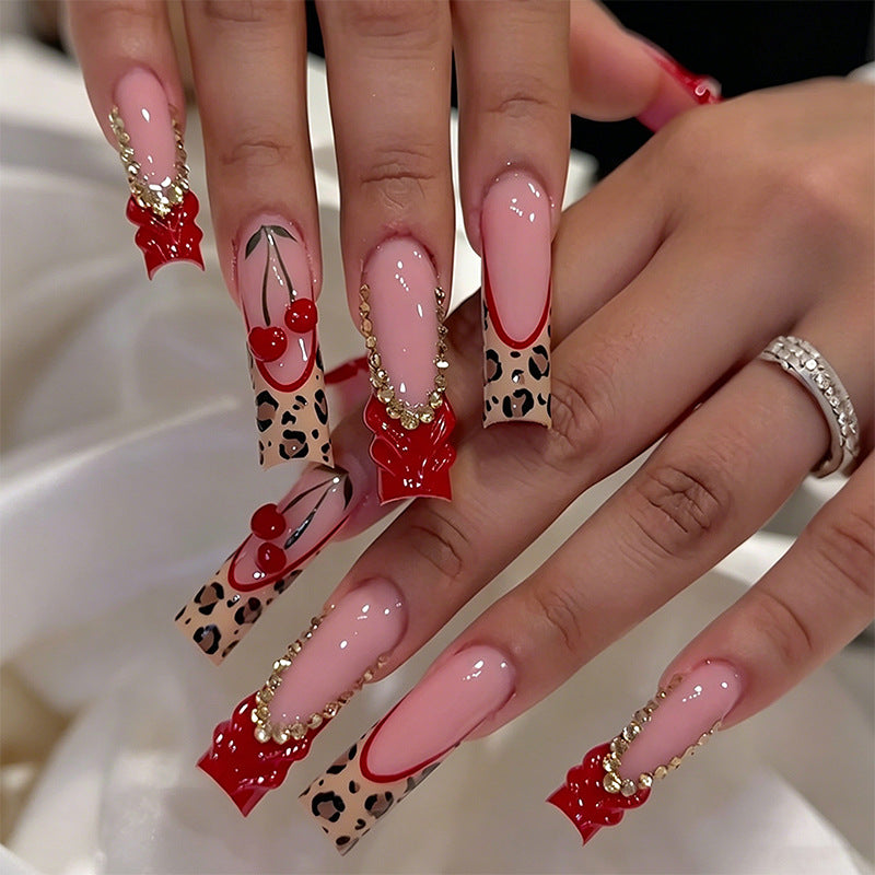 Elegante Kunstnägel mit handbemalten floralen Akzenten Brehn