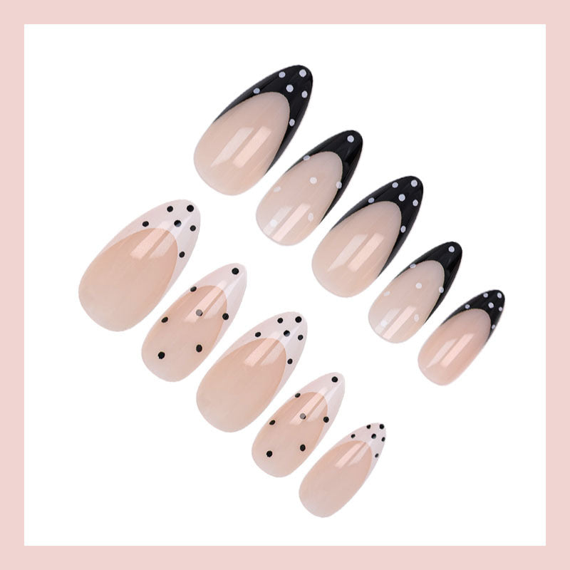 Kunstnagelset mit elegantem Punkt- und Spitzen Design Brehn
