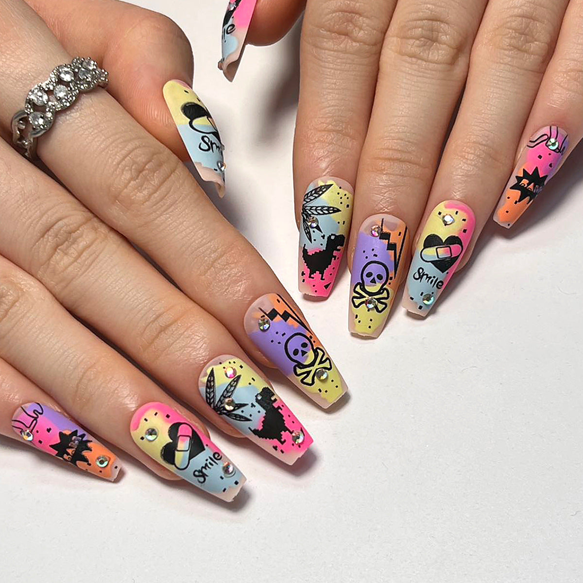 Kunstvolle Nagelkunst mit buntem Motiv und Glitzerverzierung Brehn
