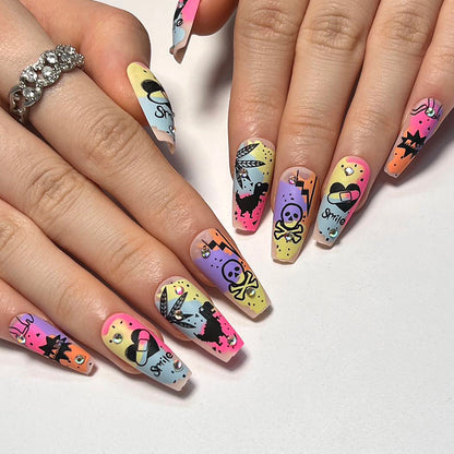 Kunstvolle Nagelkunst mit buntem Motiv und Glitzerverzierung Brehn
