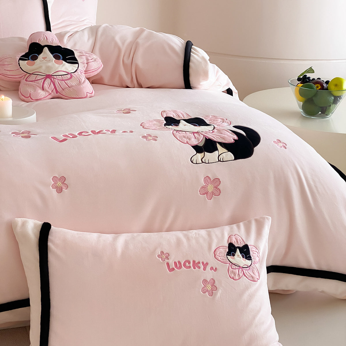 Dekorativer Baumwollsatin-Katzen-Applikation Bettbezug Set mit bestickten Blumen-Kissenbezügen und plüschigem Akzentkissen
