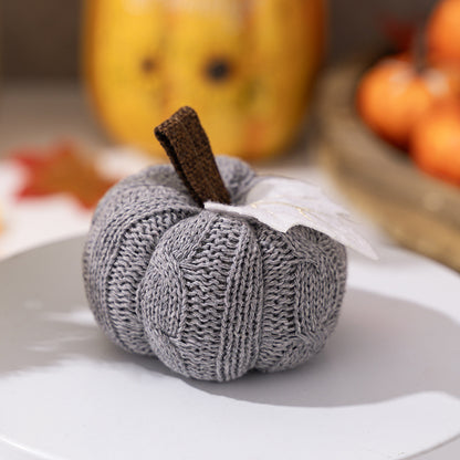 Gestrickter Stoffkürbis als herbstliche Tischdeko mit Filzblatt
