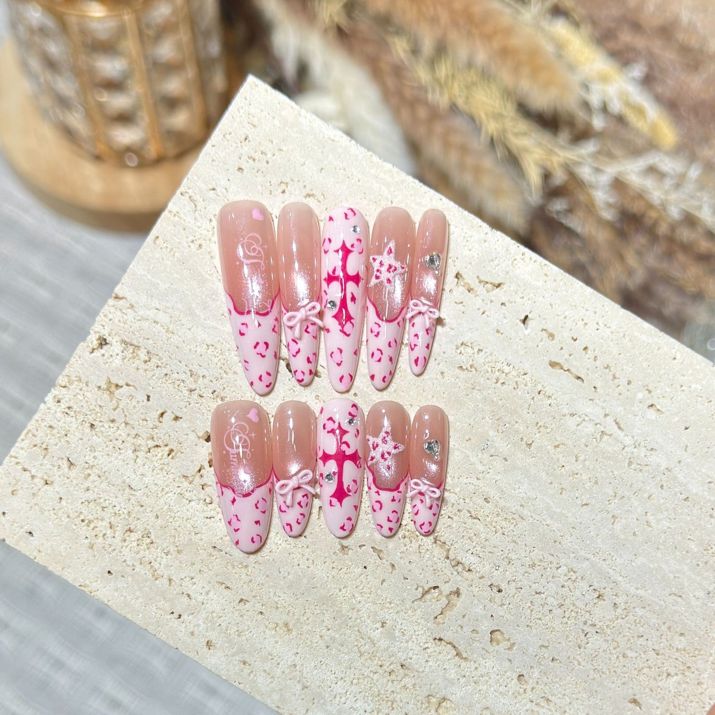 Künstlerisches Stiletto Press-On Nail Set mit Herz- und Schleifen-Design Brehn