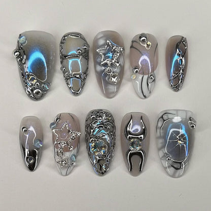 Kunstvolle Nagelverlängerungen mit glänzenden Metallakzenten Brehn
