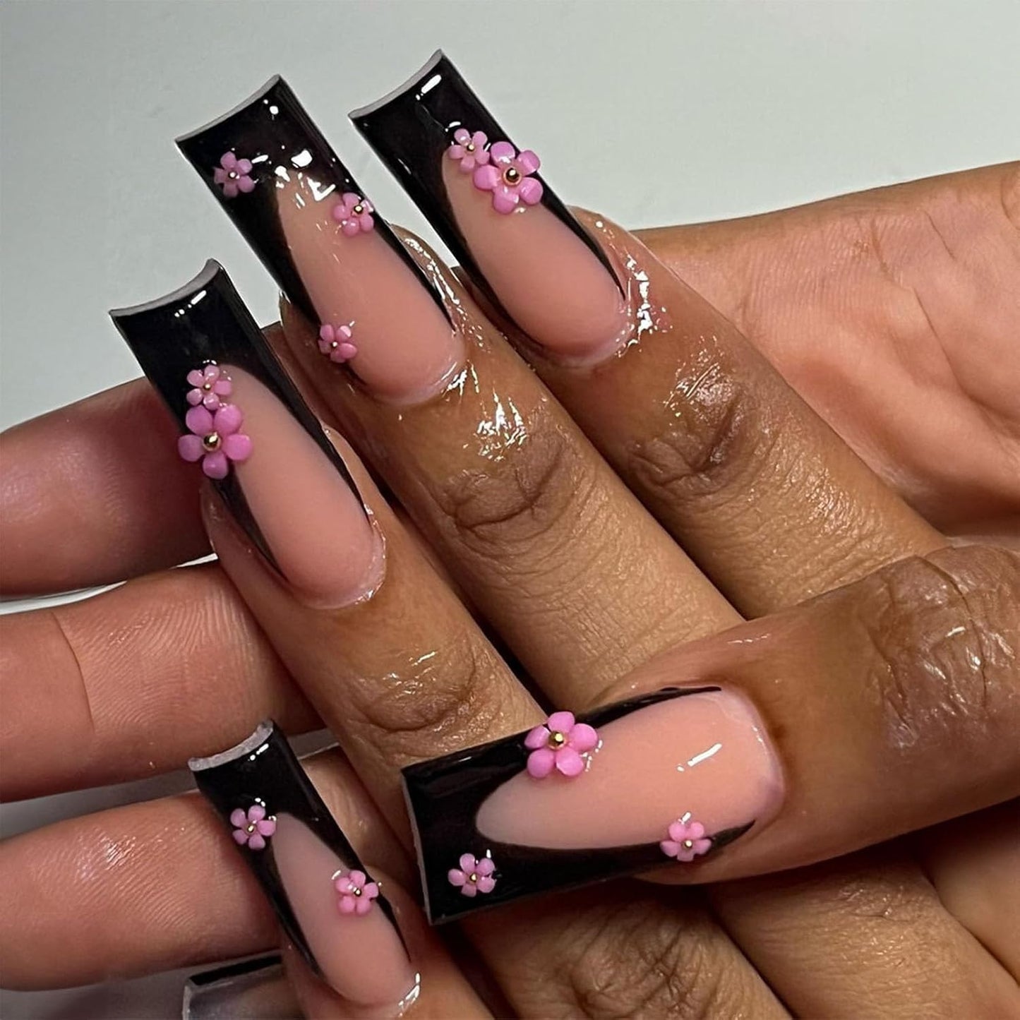 Kunstnagelset mit eleganten Blütenapplikationen Brehn