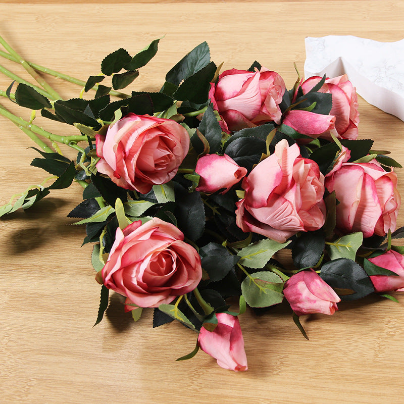 Realistisches Samt-Rosenbouquet