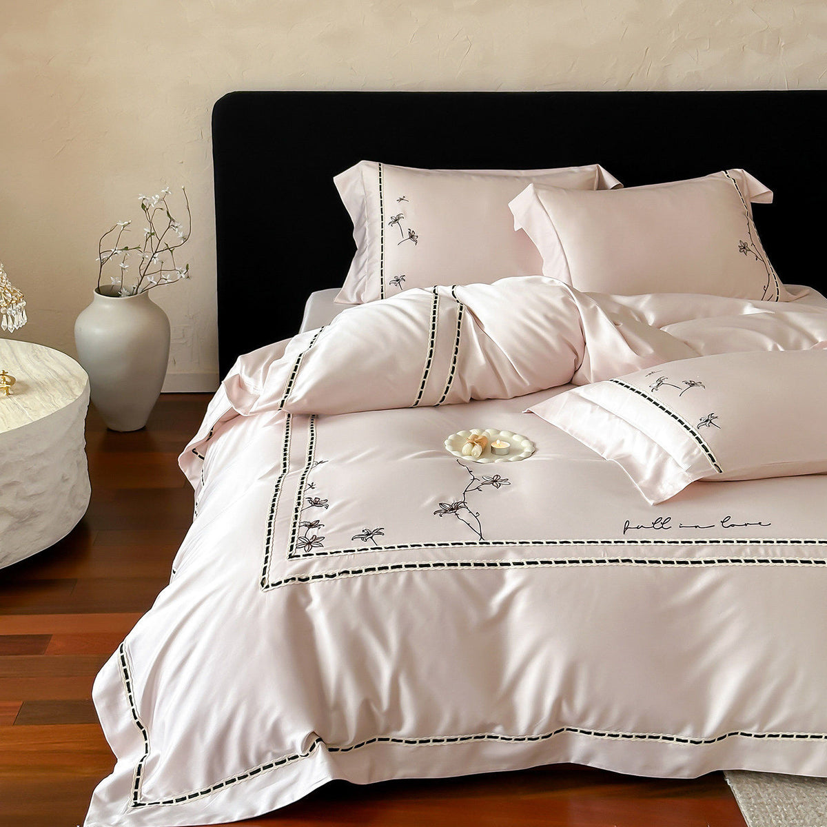 Besticktes Luxus-Satin-Bettbezug-Set mit dekorativen Kissenbezügen