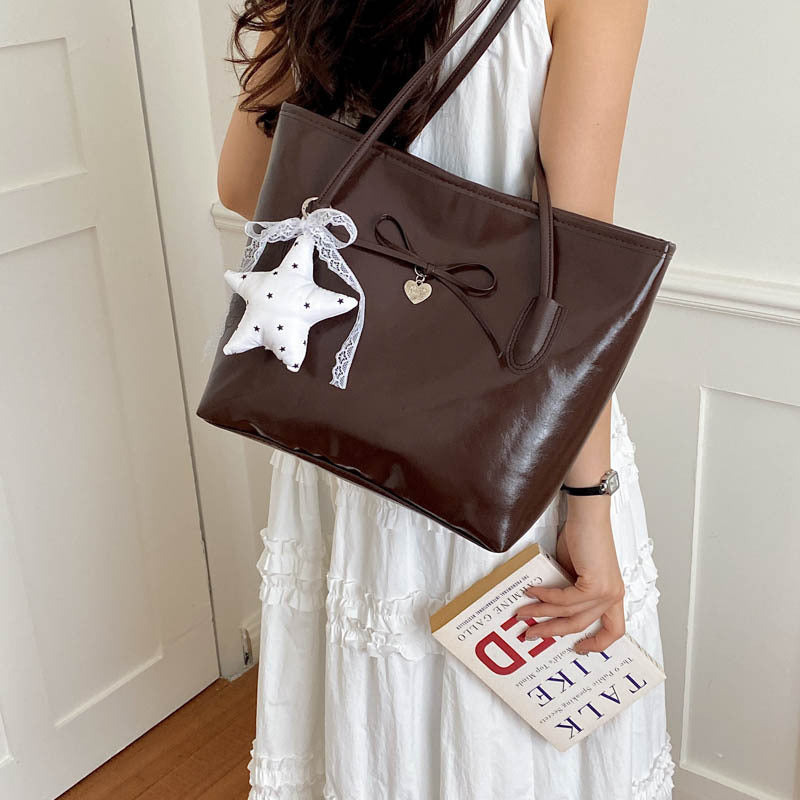 Glänzende Tote Bag mit Herz-Anhänger