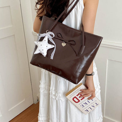 Glänzende Tote Bag mit Herz-Anhänger