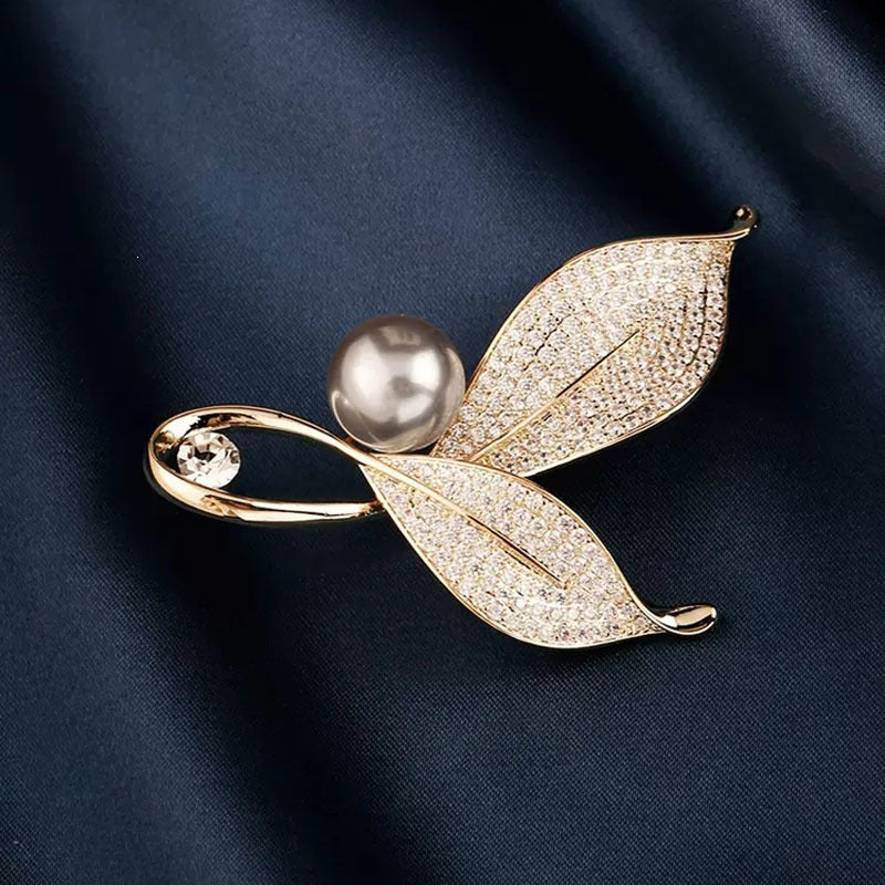 Elegante und Glamouröse Brosche mit Perlen und Kristallen Brehn