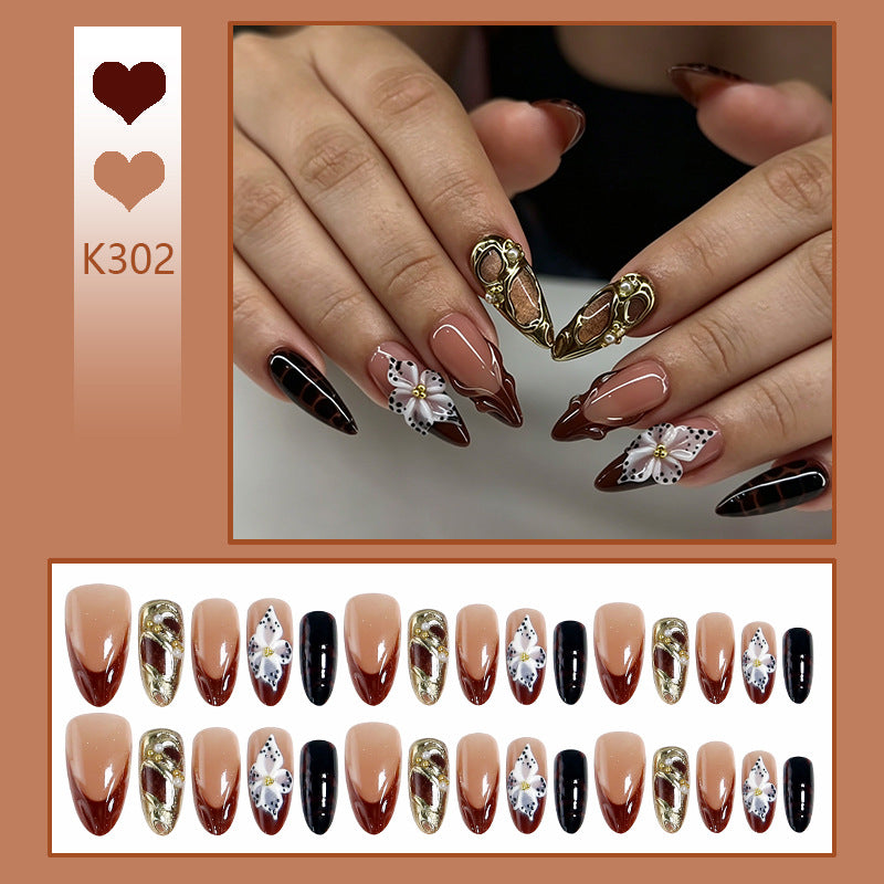 Kunstnagelset mit extravagantem 3D-Design und eleganten Verzierungen Brehn