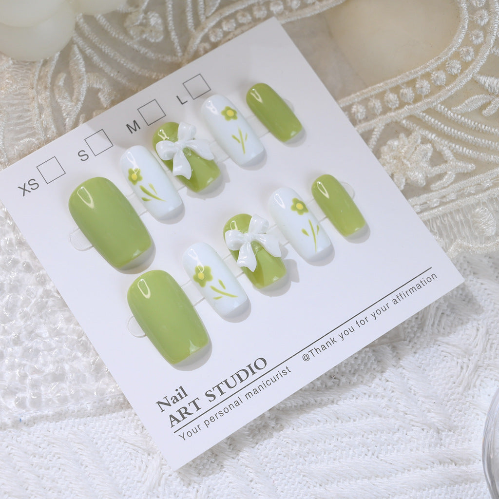 Dekorativer Press-On-Nagelset mit floralem Schleifenmuster Brehn