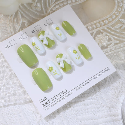 Dekorativer Press-On-Nagelset mit floralem Schleifenmuster Brehn