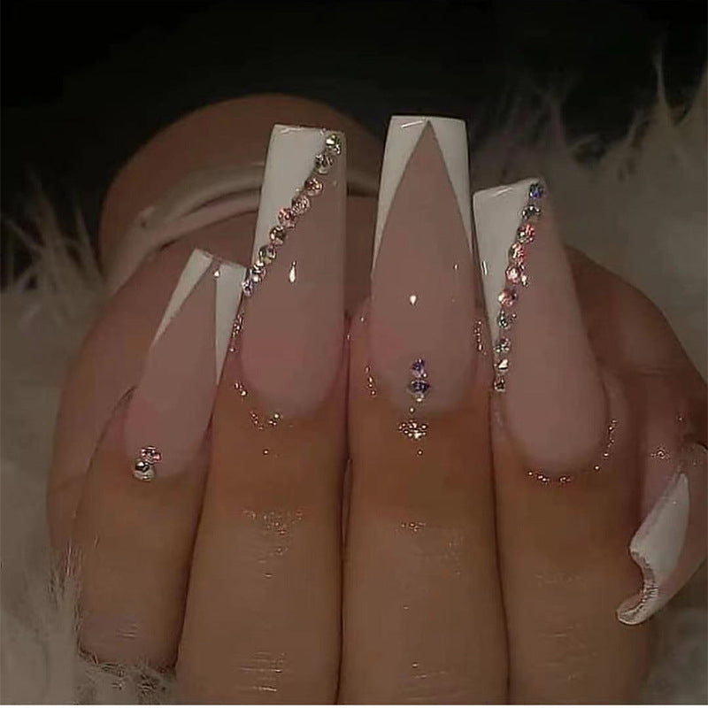 Glamouröse Stiletto-Nagelerweiterungen mit Strass-Akzenten Brehn