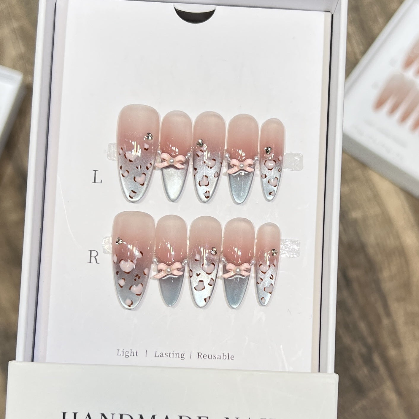 Dekoratives Press-On-Nageldesign mit Schleifenakzenten Brehn