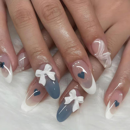 Kunstnagelset mit eleganten Schleifen und herzförmigen Akzenten Brehn