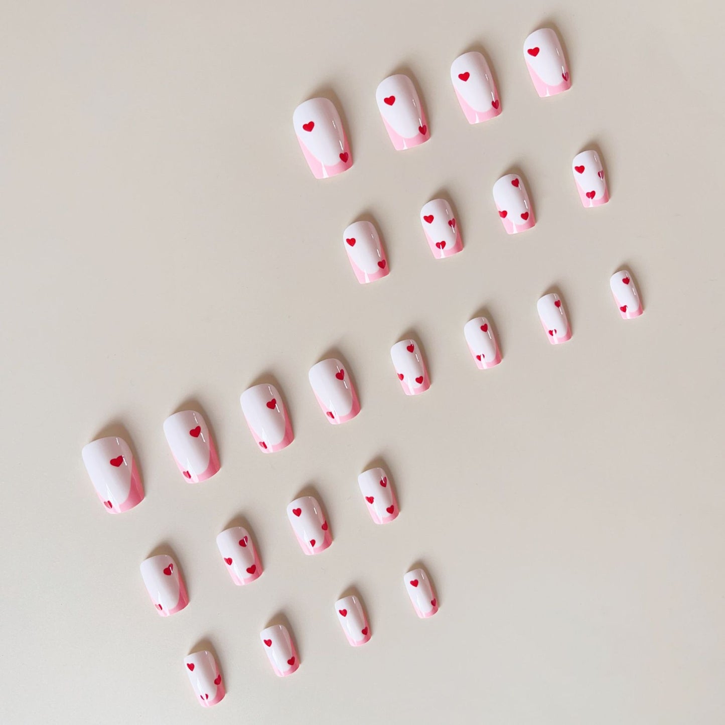 Nail Art Set mit verspielten Herzmotiv und eleganten Akzenten Brehn