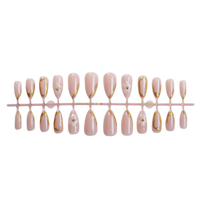 Luxuriöses Press-On Nail Art Set mit goldenen Akzenten Brehn