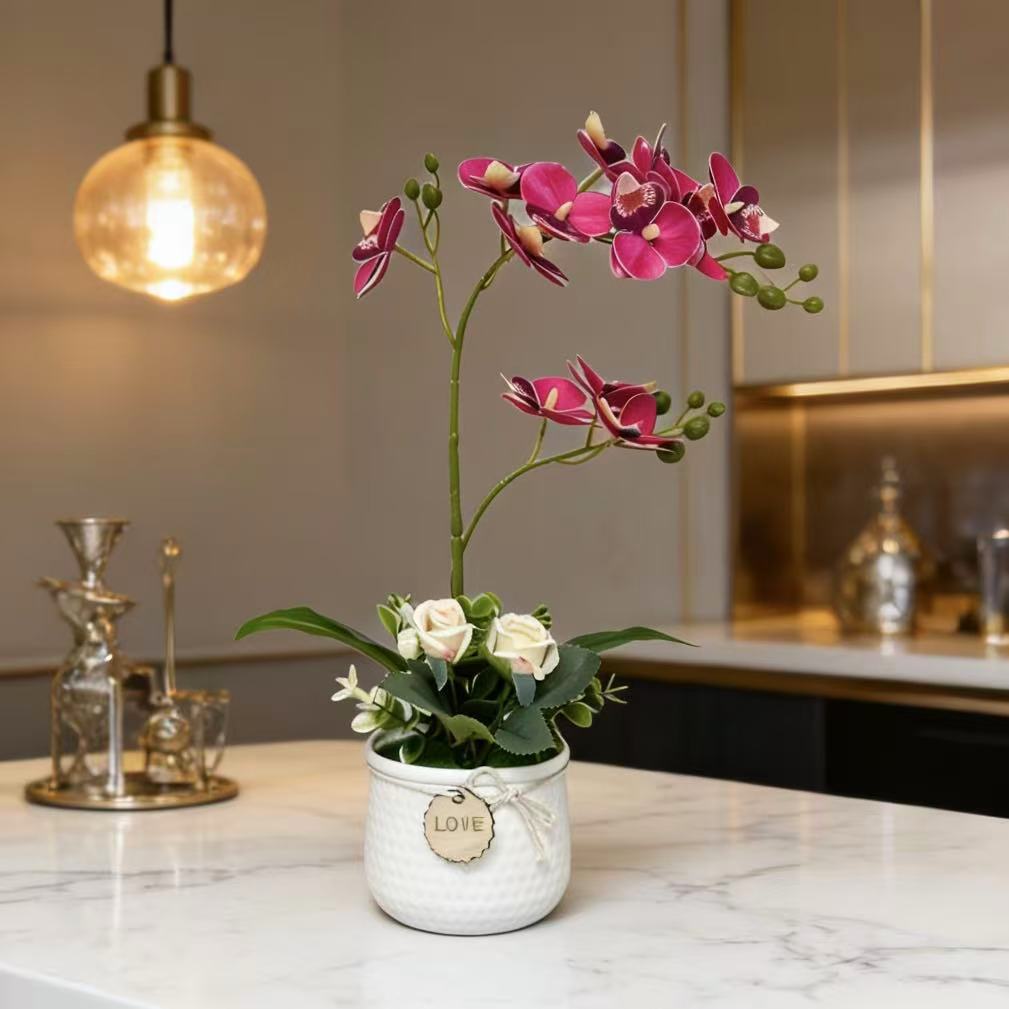 Lebensechte Orchideen- und Rosenblumenarrangement