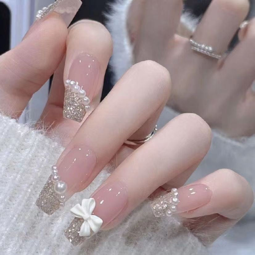 Glamouröse Kunstfingernägel mit Glitzer- und Mondmotiven Brehn