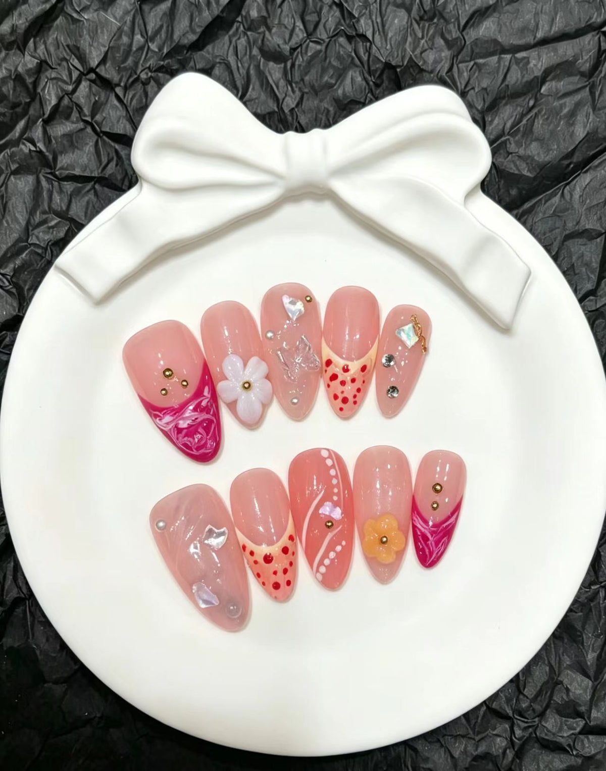 Künstlerisches Press-On-Nagelset mit floralen und dekorativen Elementen