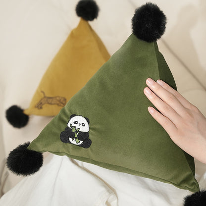 Dreieckiges Dekokissen mit Zebrastickerei, Pompon‑Applikationen und weichem Samtbezug Brehn