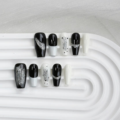 Künstlerisches Press-On-Nagelset mit metallischen Akzenten