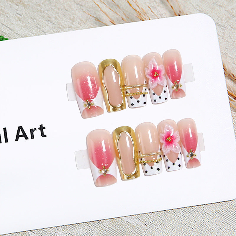 Kunstvolle 3D Nagelspitzen mit floralen Akzenten Brehn