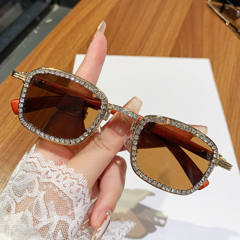 Damen Sonnenbrille mit strassbesetztem Rahmen und modernem Holzdesign Brehn