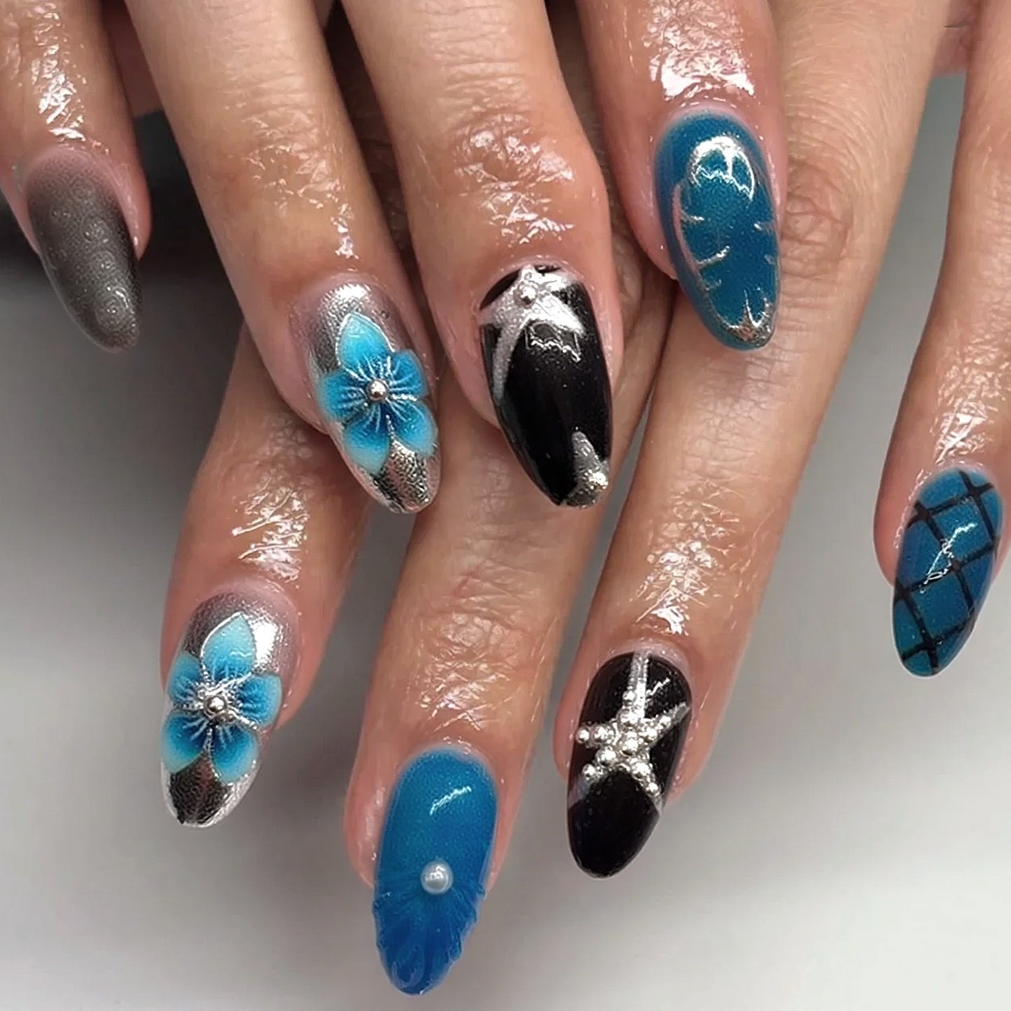 Künstlerisches Press-On-Nagelset mit floralen Motiven Brehn
