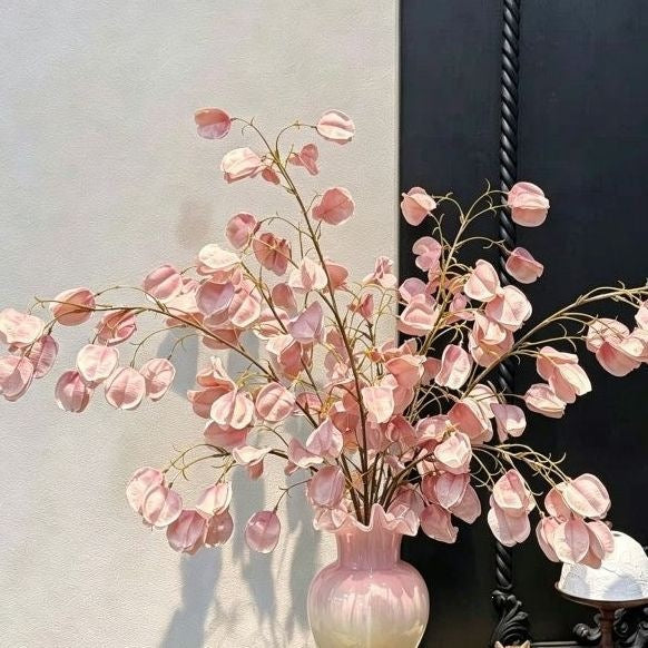 Lebensechte dekorative Blumenarrangement