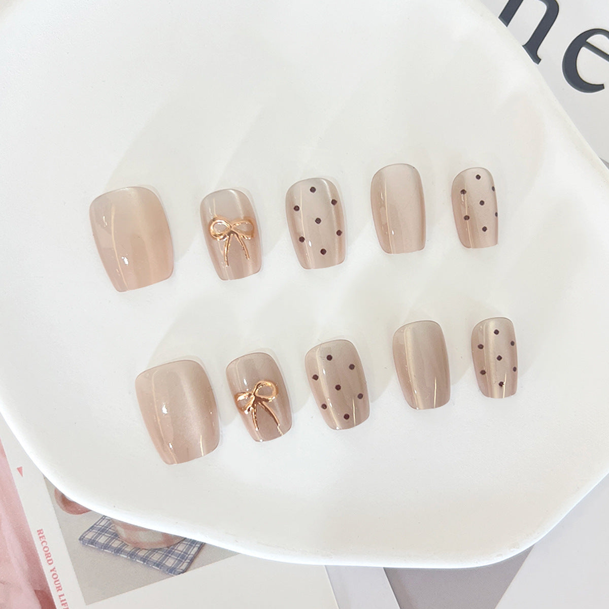 Künstliche Nagelspitzen mit eleganten Schleifenmotiven Brehn