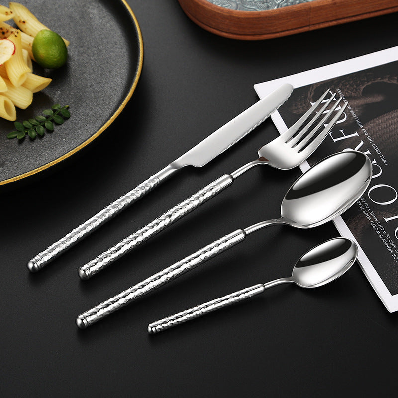 Eleganter Dessertlöffel mit Kunstvollem Griffdesign Brehn