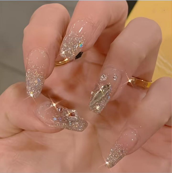 Glamouröse Nagelkunst mit Perlen und Glitzer Brehn