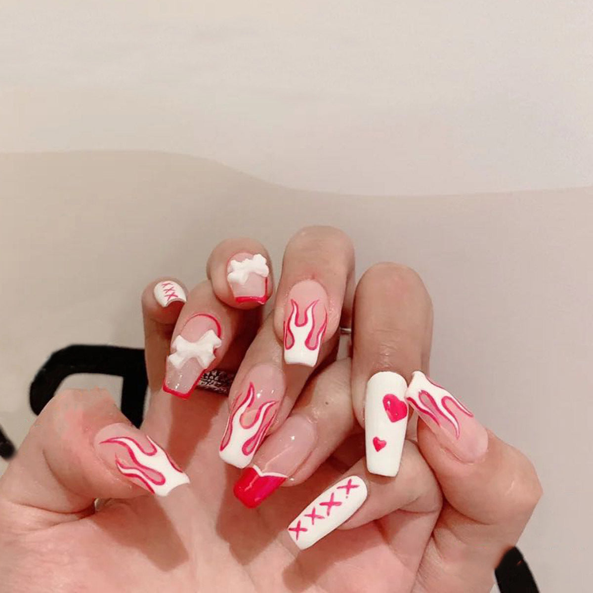 Kunstvolle Nagelkunst mit Feuer- und Herzmotiven Brehn