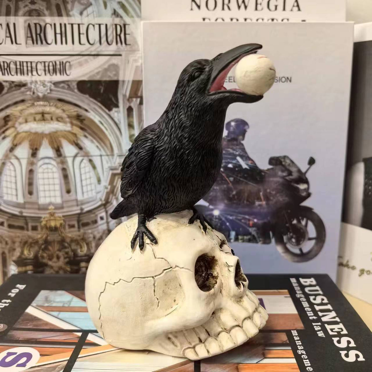Dekofigur mit Rabe auf Totenkopf Brehn