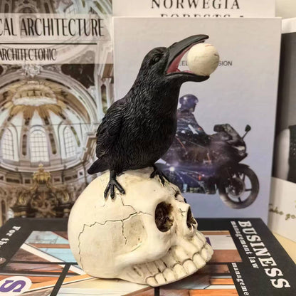Dekofigur mit Rabe auf Totenkopf Brehn