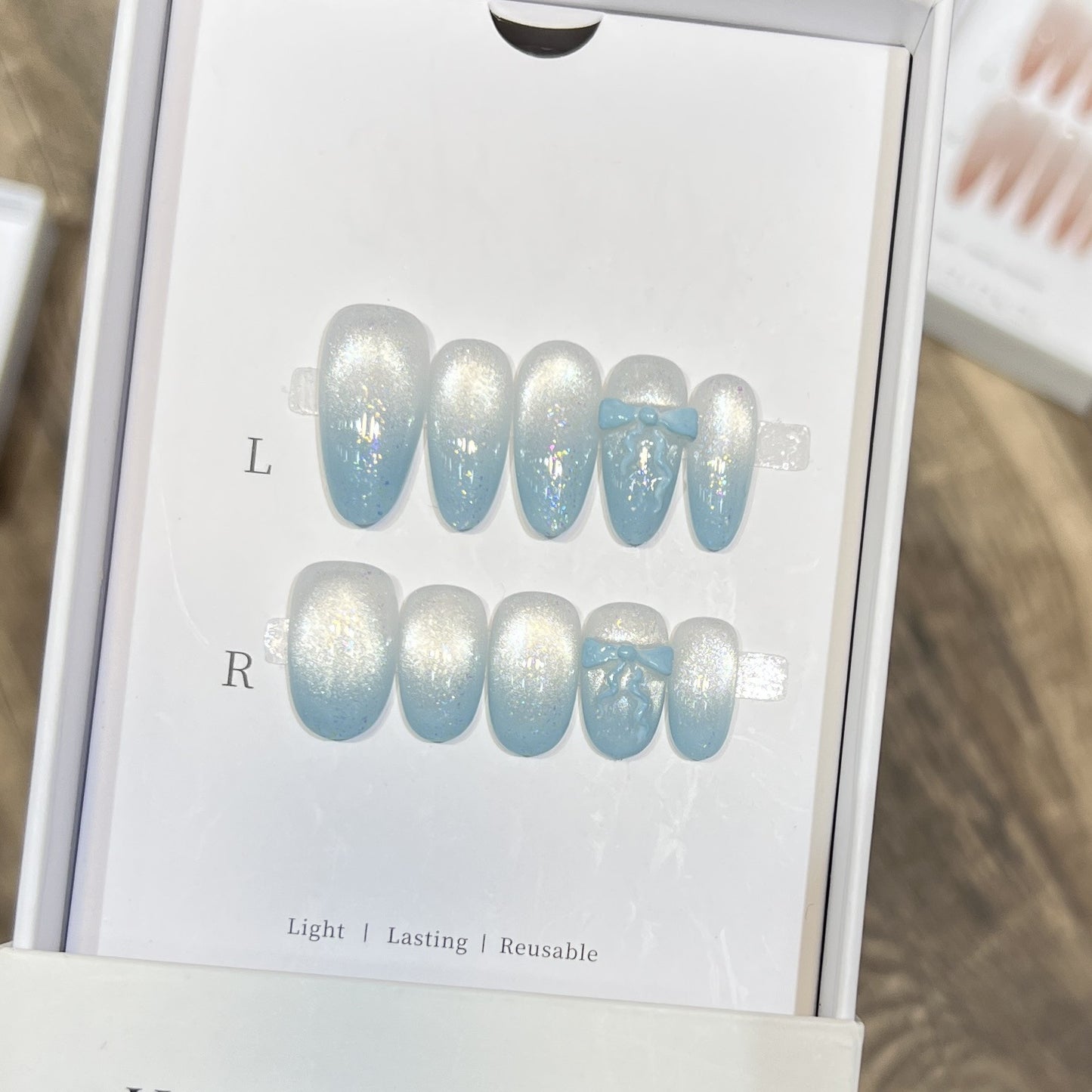 Glänzendes Press-On Nagelkunst-Set mit Schleifenakzenten Brehn