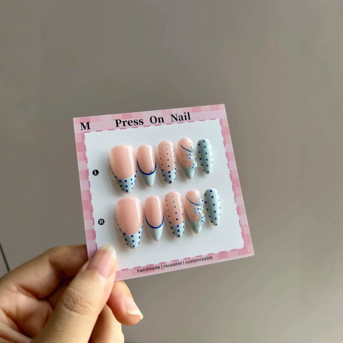 Dekorativer Press-On-Nagelset mit einzigartigen Designmerkmalen