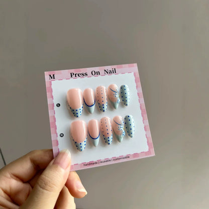 Dekorativer Press-On-Nagelset mit einzigartigen Designmerkmalen
