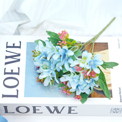 Lebensechte gemischte Blumenarrangement