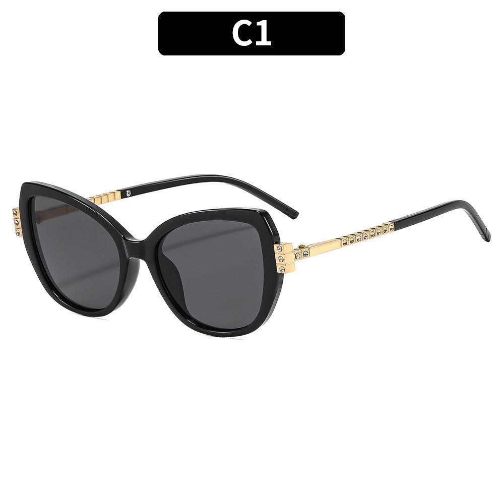 Elegante Katzenaugen-Sonnenbrille mit dekorativen goldenen Akzenten