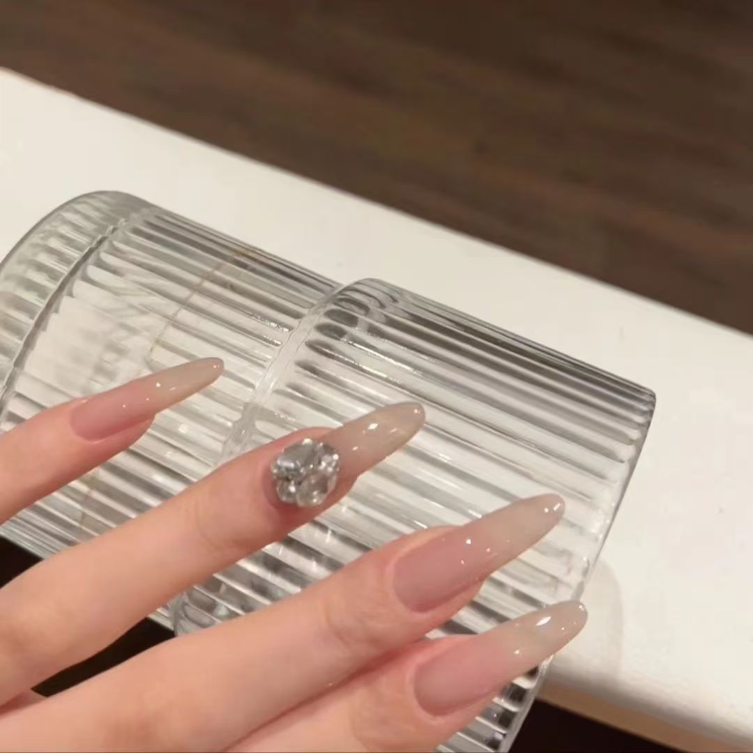 Kreatives Charakter-beschmücktes Press-On-Nagelset Brehn