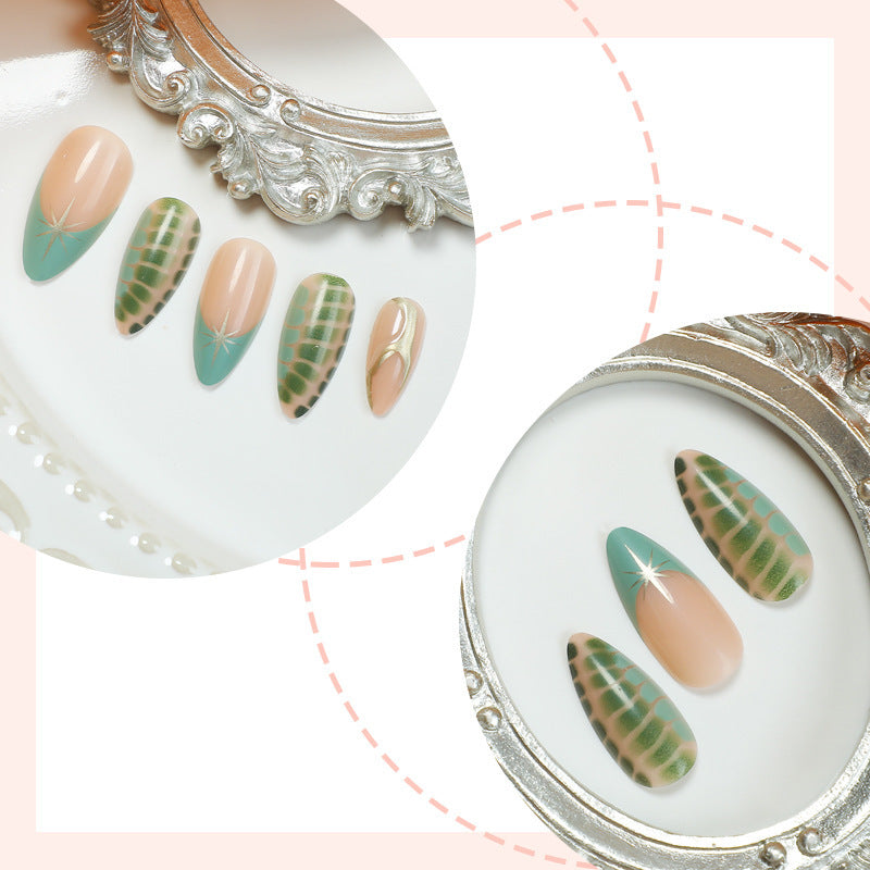 Kunstnagelset mit kreativem Blatt-Design und eleganten Glitzerakzenten Brehn