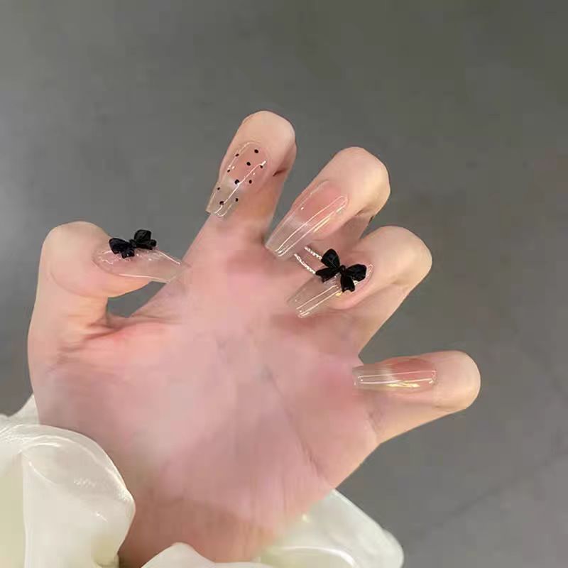 Trendige Aufklebe-Nagelkunst-Set mit stilvollen Schleifenakzenten Brehn