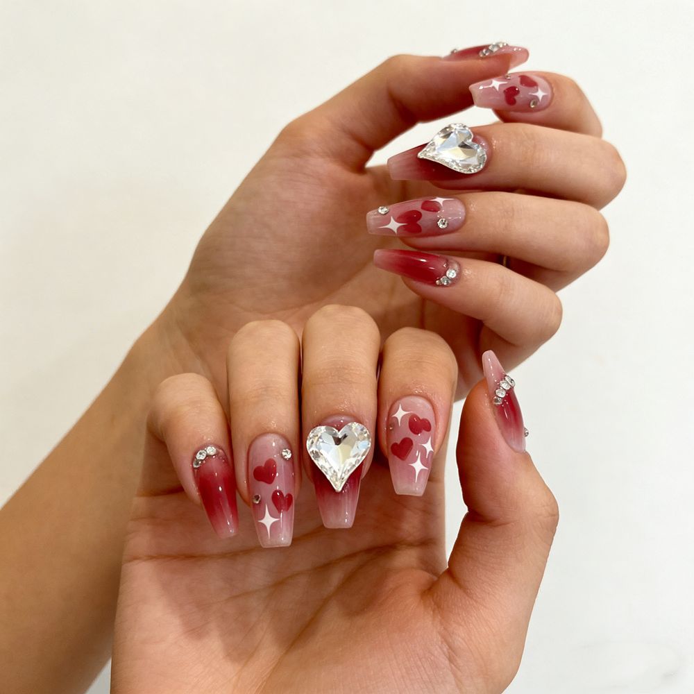 Künstlerisches Press-On-Nagelset mit Herz- und Schmuckakzenten