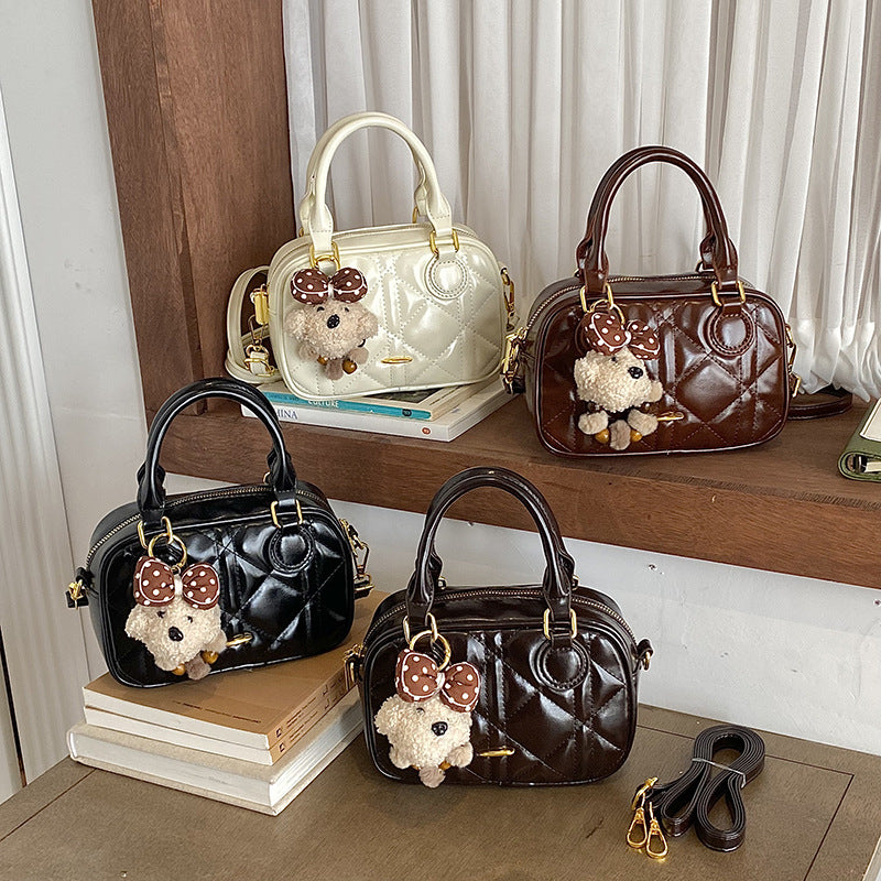 Gepolsterte Mini-Handtasche mit Plüsch-Schlüsselanhänger