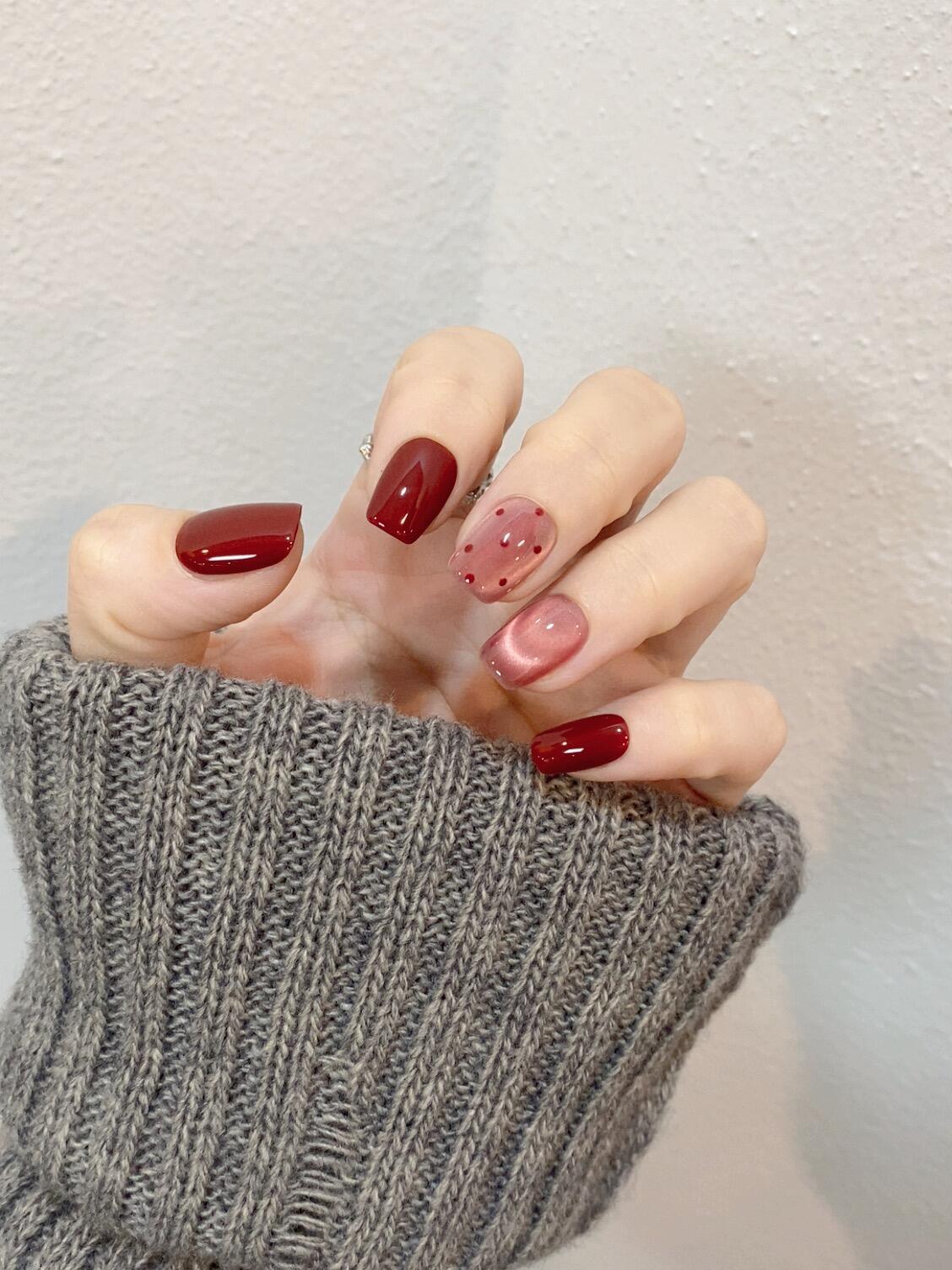 Künstliche Nagelspitzen mit Kreativen Punkten und Hochglanz Brehn