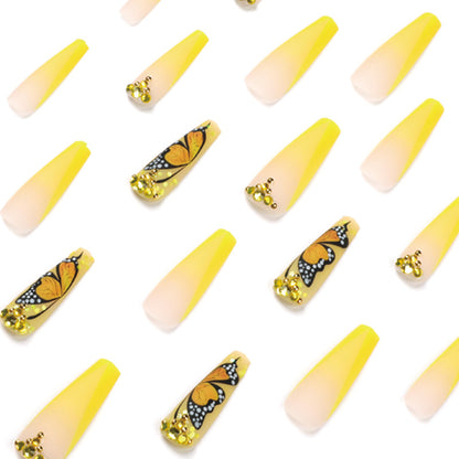 Kunstvolle Gel-Nägel mit Schmetterlings-Design und Glitzer Brehn